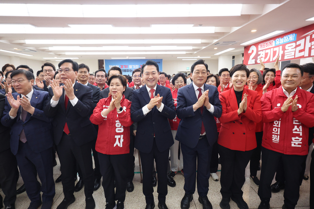 참석자들과 박수치는 장동혁 대표