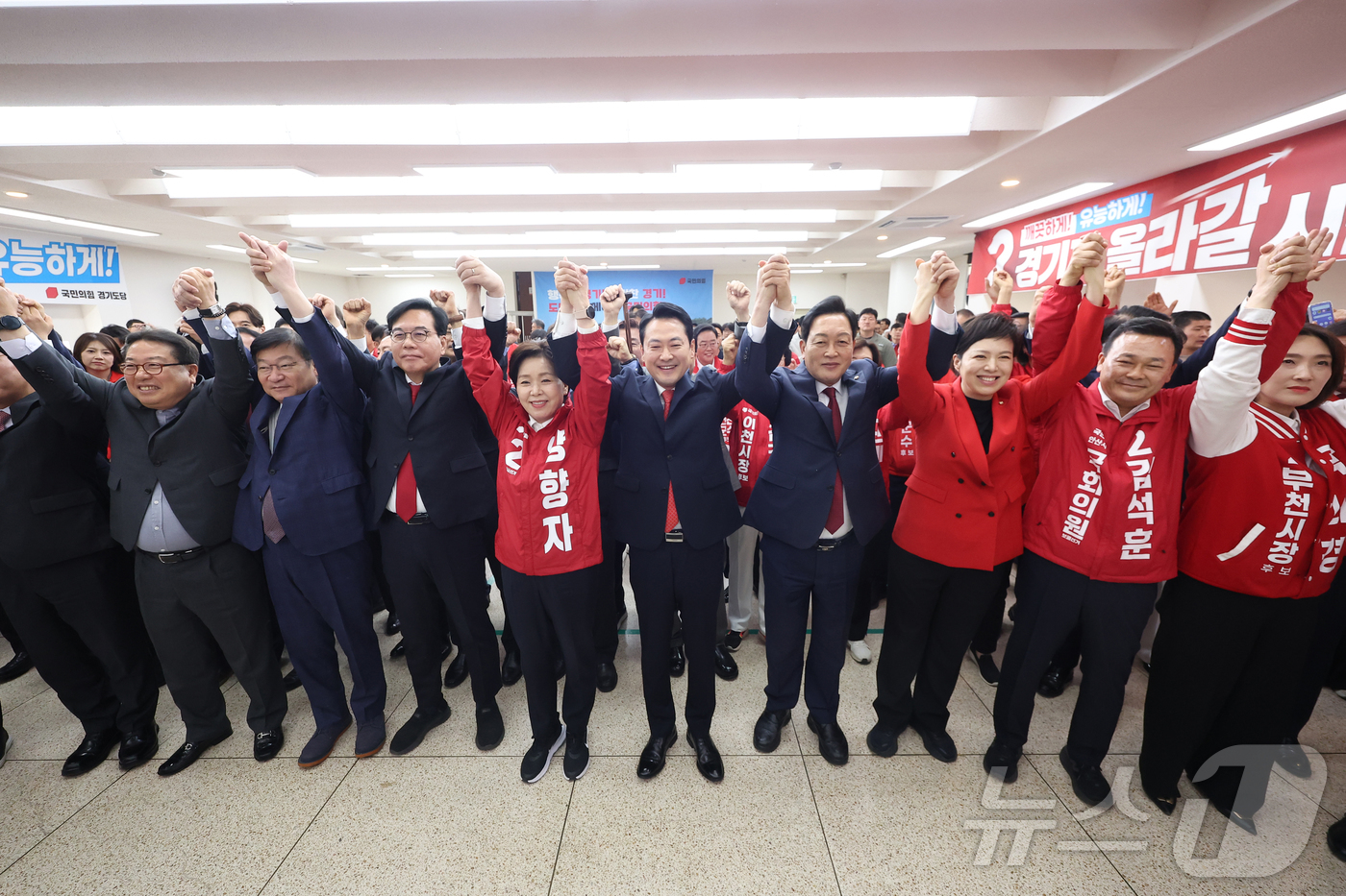 (수원=뉴스1) 황기선 기자 = 장동혁 국민의힘 대표가 6일 경기 수원 경기도당에서 열린 경기도당 필승결의대회에서 참석자들과 포즈를 취하고 있다. (공동취재)  2026.5.6/뉴 …
