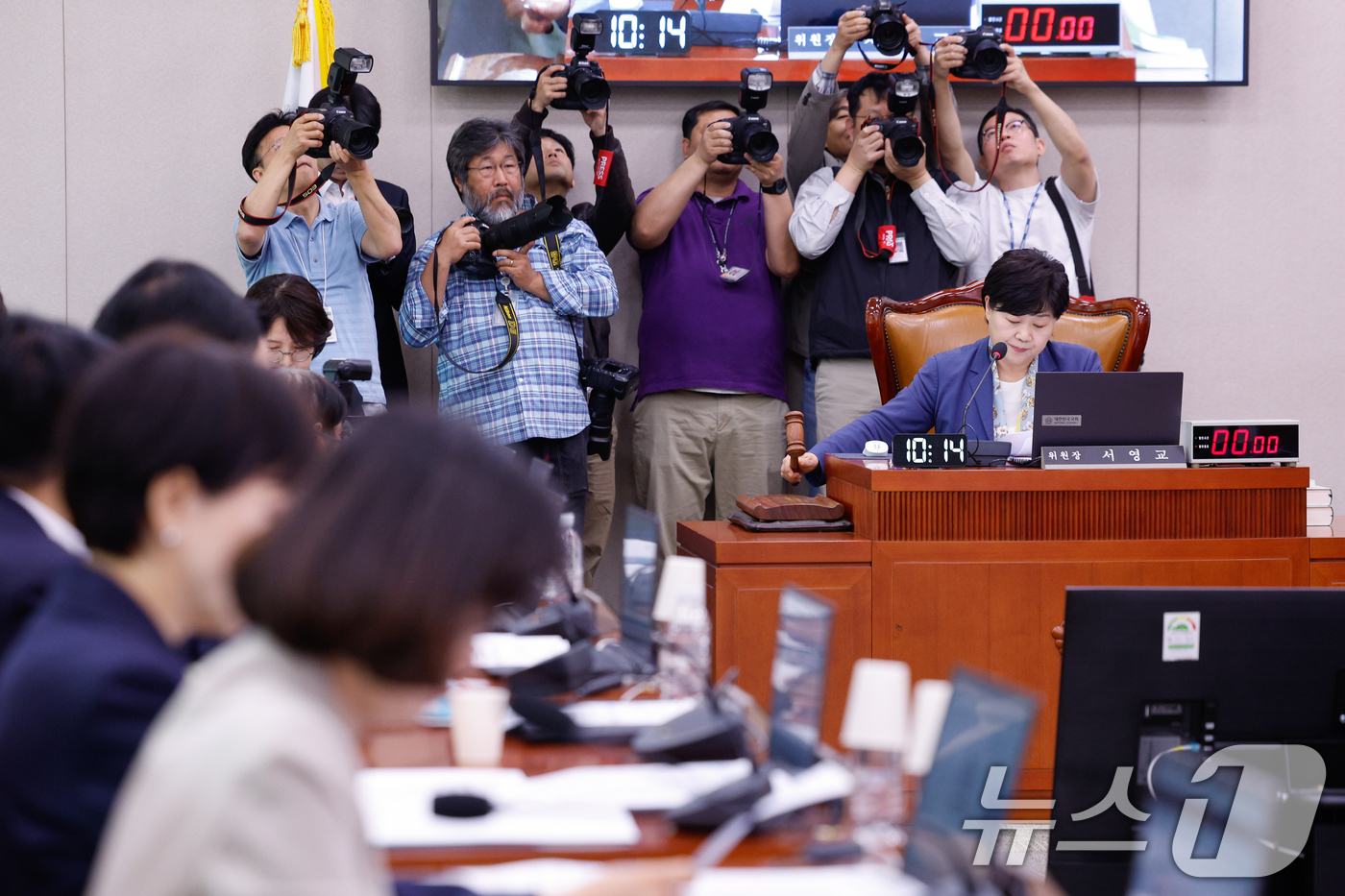 (서울=뉴스1) 안은나 기자 = 6일 오전 서울 여의도 국회에서 열린 법제사법위원회 제435회 국회(임시회) 제1차 전체회의에서 서영교 위원장이 의사봉을 두드리고 있다. 2026. …