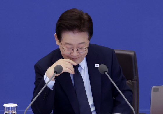자료 살펴보는 이재명 대통령