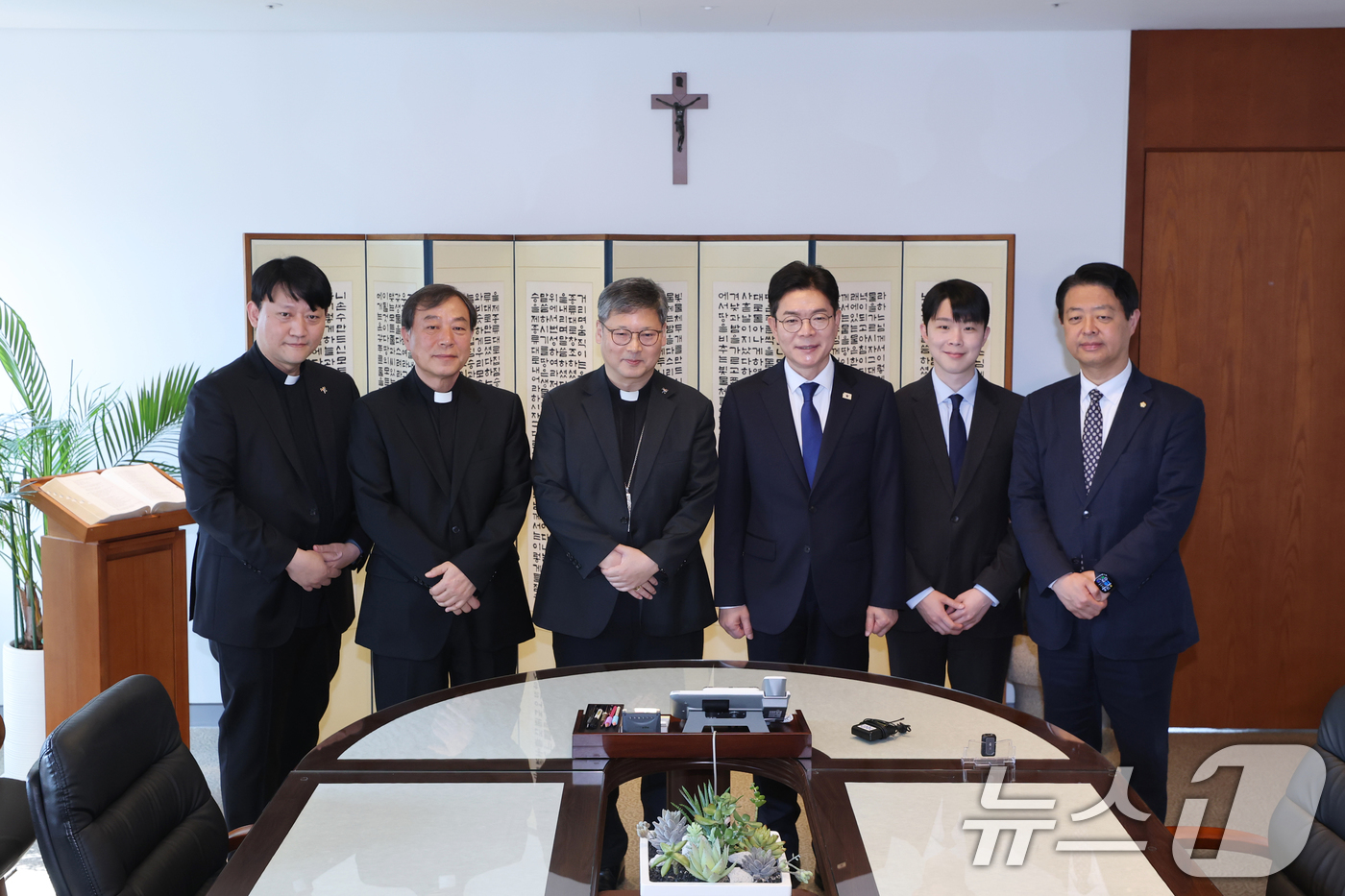 (서울=뉴스1) 임세영 기자 = 정원오 더불어민주당 서울시장 후보가 6일 서울 중구 천주교 서울대교구청에서 천주교 서울대교구장 정순택 대주교를 예방하고 있다. (공동취재) 2026 …