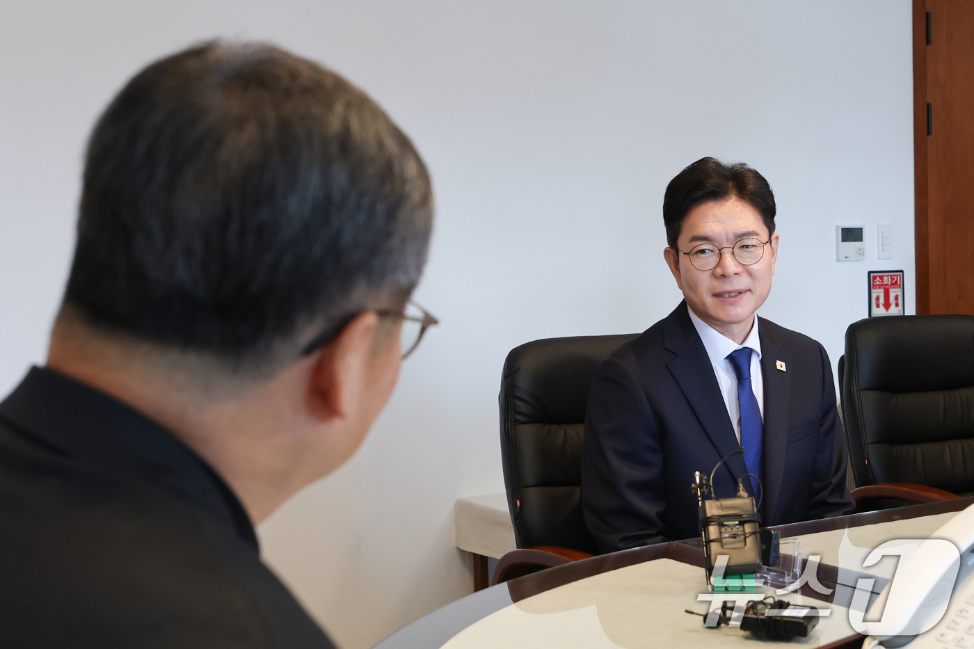 (서울=뉴스1) 임세영 기자 = 정원오 더불어민주당 서울시장 후보가 6일 서울 중구 천주교 서울대교구청에서 천주교 서울대교구장 정순택 대주교를 예방하고 있다. (공동취재) 2026 …
