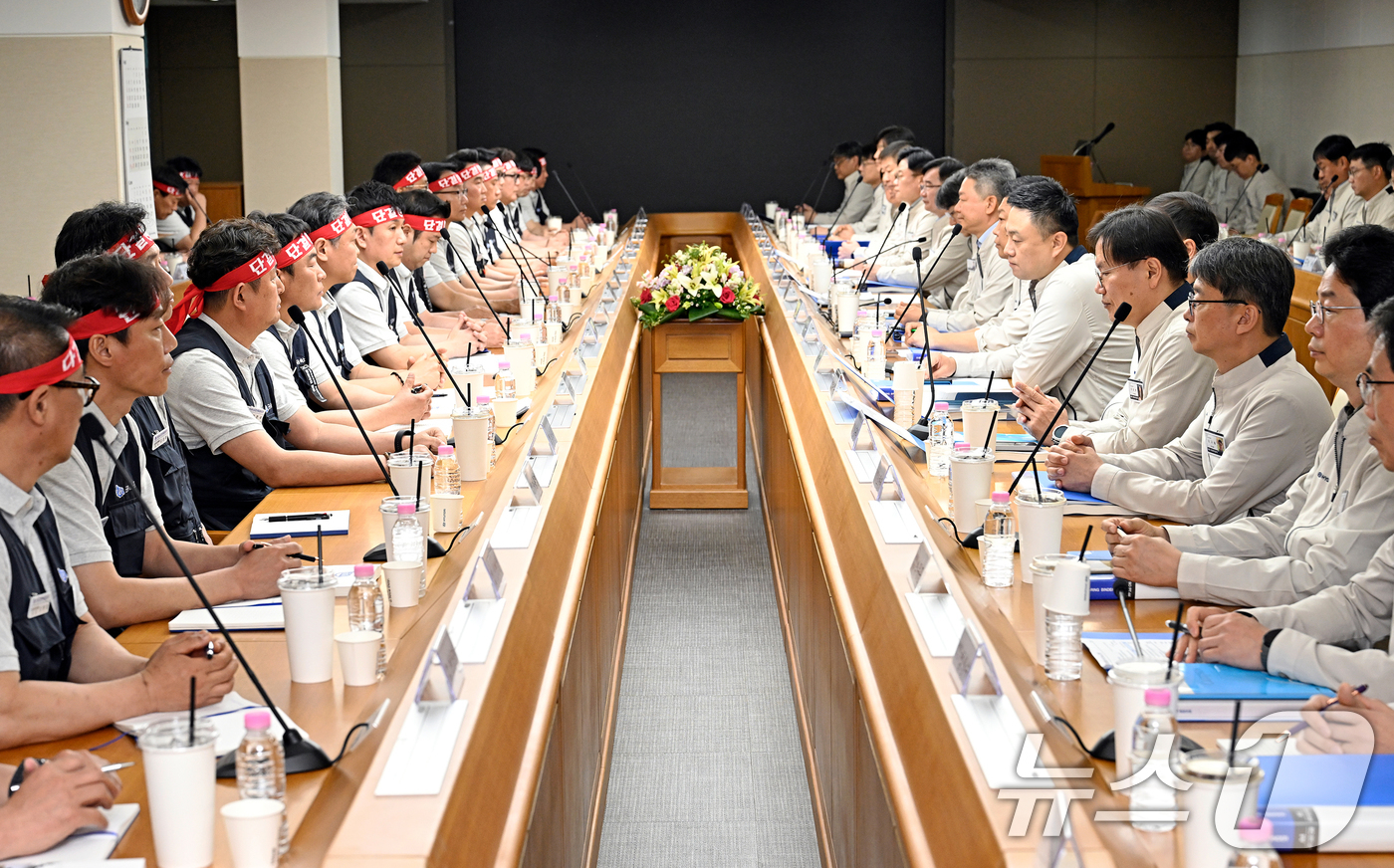 (울산=뉴스1) 조민주 기자 = 현대자동차 노사 관계자들이 6일 현대차 울산공장 본관 동행룸에서 2026년 임금협상 상견례를 하고 있다. 이날 상견례에는 최영일 현대차 대표이사, …