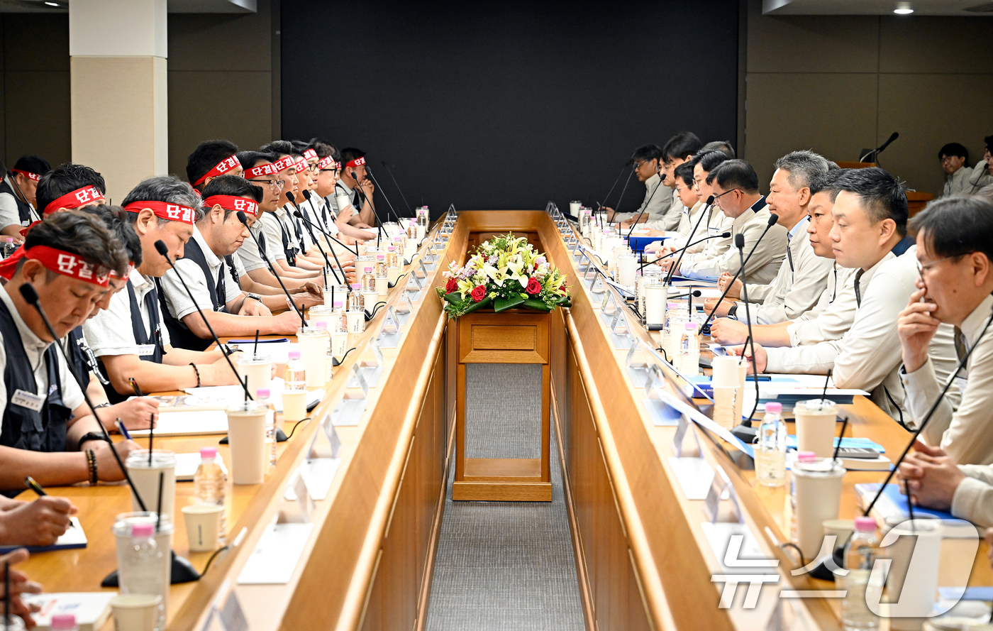 (울산=뉴스1) 조민주 기자 = 현대자동차 노사 관계자들이 6일 현대차 울산공장 본관 동행룸에서 2026년 임금협상 상견례를 하고 있다. 이날 상견례에는 최영일 현대차 대표이사, …