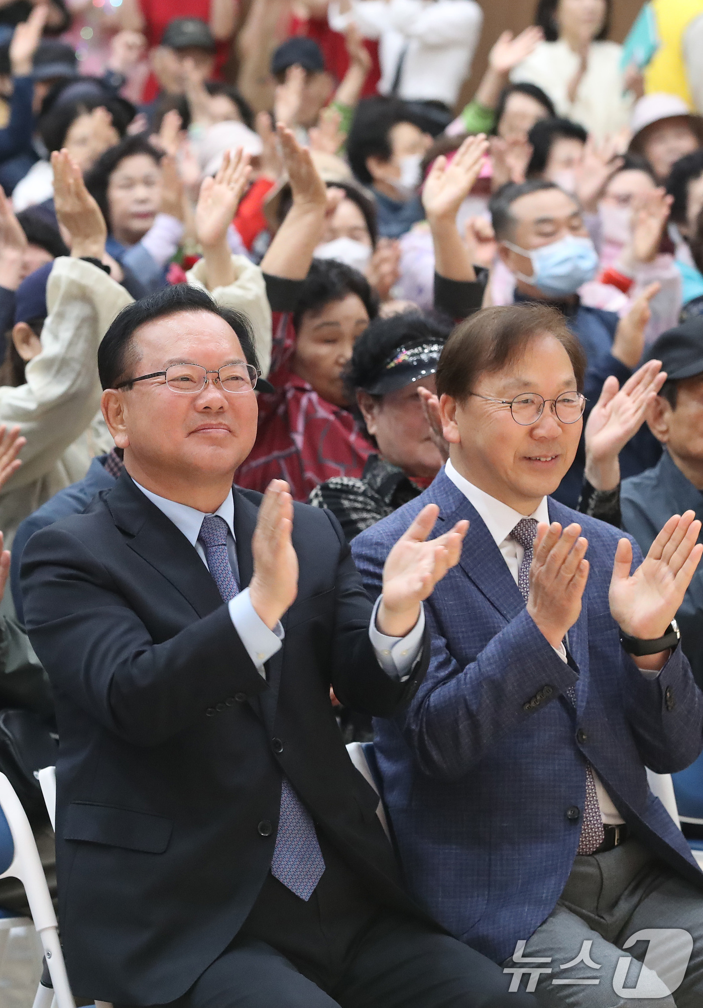 (대구=뉴스1) 공정식 기자 = 김부겸 더불어민주당 대구시장 후보가 6일 오전 대구 달서구 월배노인종합복지관에서 열린 '어버이날 효도잔치'를 찾아 손뼉을 치며 축하공연을 관람하고 …