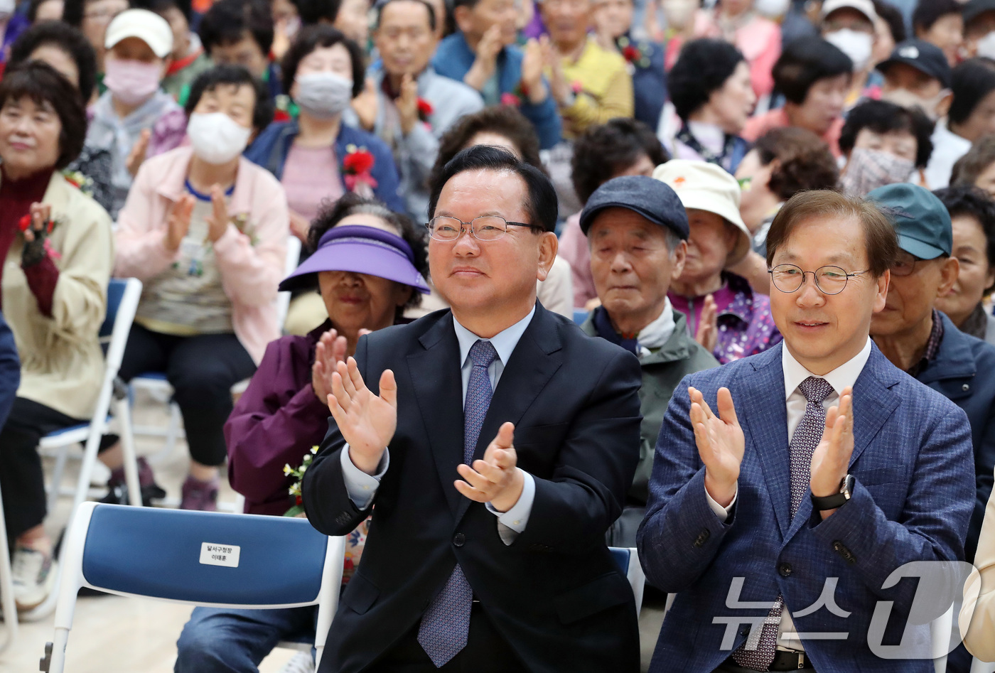 (대구=뉴스1) 공정식 기자 = 김부겸 더불어민주당 대구시장 후보가 6일 오전 대구 달서구 월배노인종합복지관에서 열린 '어버이날 효도잔치'를 찾아 손뼉을 치며 축하공연을 관람하고 …