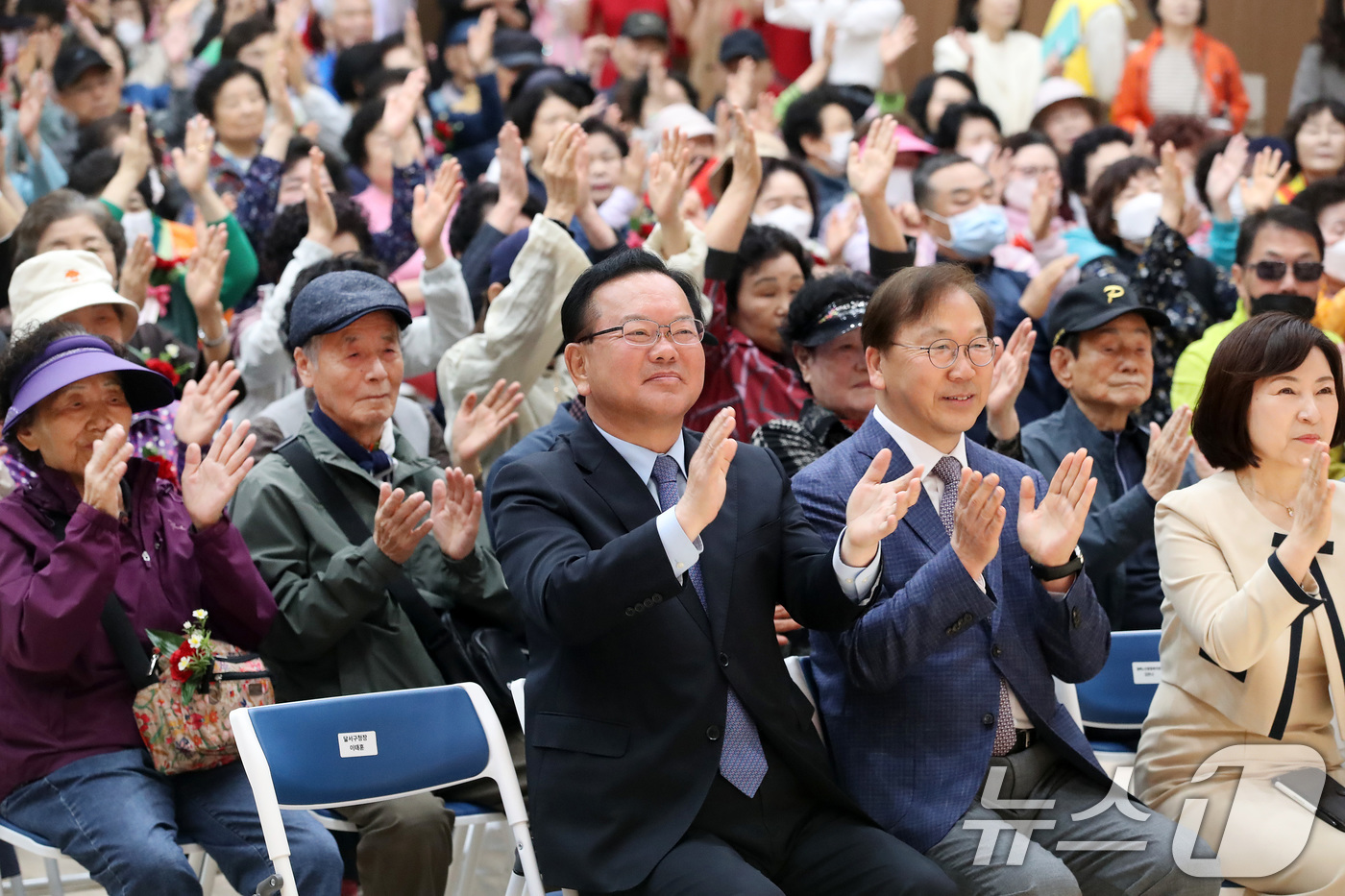 (대구=뉴스1) 공정식 기자 = 김부겸 더불어민주당 대구시장 후보가 6일 오전 대구 달서구 월배노인종합복지관에서 열린 '어버이날 효도잔치'를 찾아 손뼉을 치며 축하공연을 관람하고 …