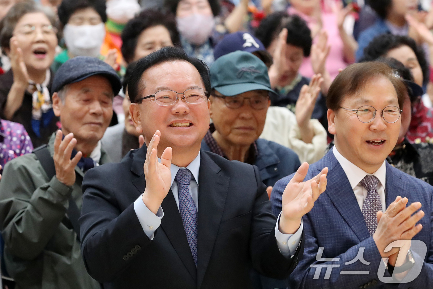 (대구=뉴스1) 공정식 기자 = 김부겸 더불어민주당 대구시장 후보가 6일 오전 대구 달서구 월배노인종합복지관에서 열린 '어버이날 효도잔치'를 찾아 손뼉을 치며 축하공연을 관람하고 …