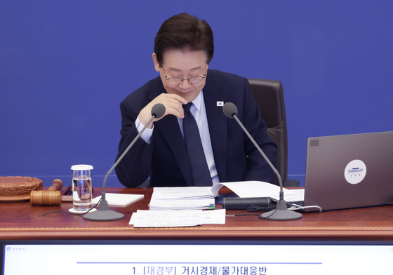 자료 살펴보는 이재명 대통령
