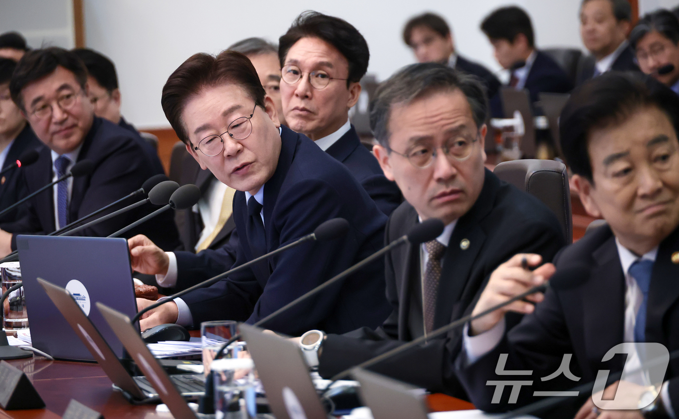 (서울=뉴스1) 허경 기자 = 이재명 대통령이 6일 청와대에서 열린 비상경제점검회의 겸 국무회의에서 국무위원에게 질의하고 있다. (청와대통신사진기자단) 2026.5.6/뉴스1