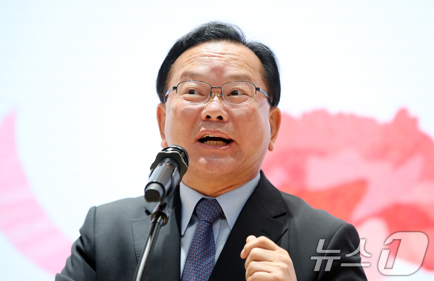 (대구=뉴스1) 공정식 기자 = 김부겸 더불어민주당 대구시장 후보가 6일 오전 대구 달서구 월배노인종합복지관에서 열린 '어버이날 효도잔치'를 찾아 인사말을 하고 있다. 2026.5 …