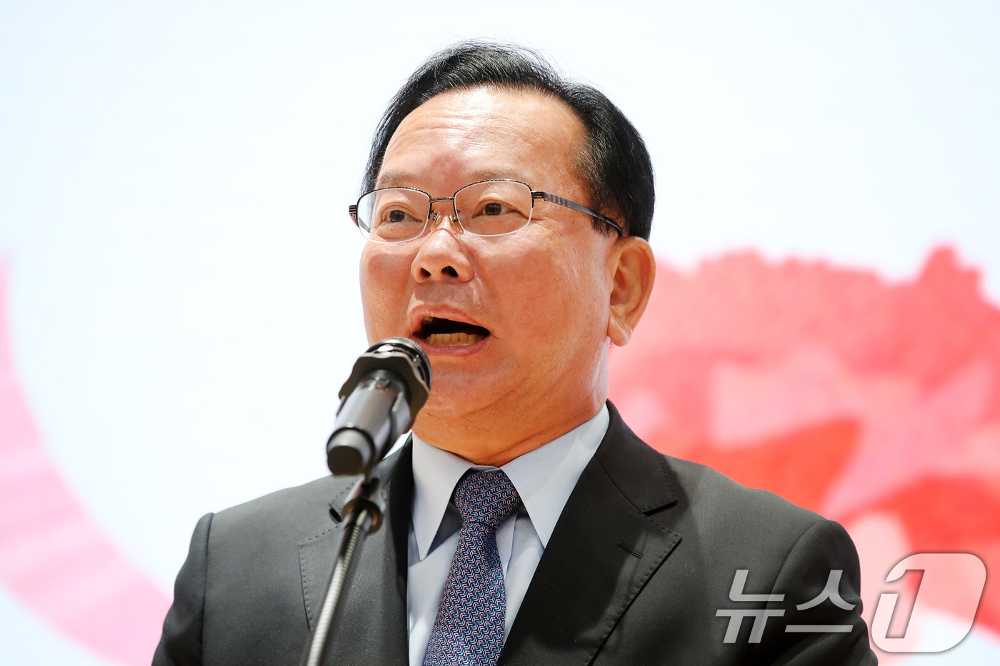 (대구=뉴스1) 공정식 기자 = 김부겸 더불어민주당 대구시장 후보가 6일 오전 대구 달서구 월배노인종합복지관에서 열린 '어버이날 효도잔치'를 찾아 인사말을 하고 있다. 2026.5 …