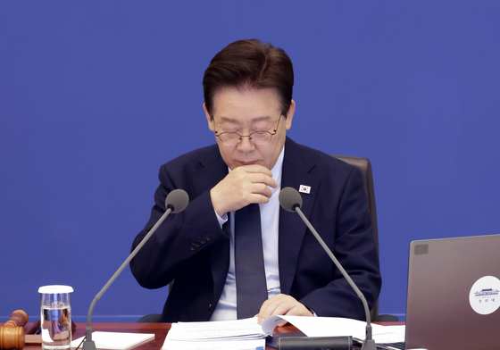 자료 바라보는 이재명 대통령