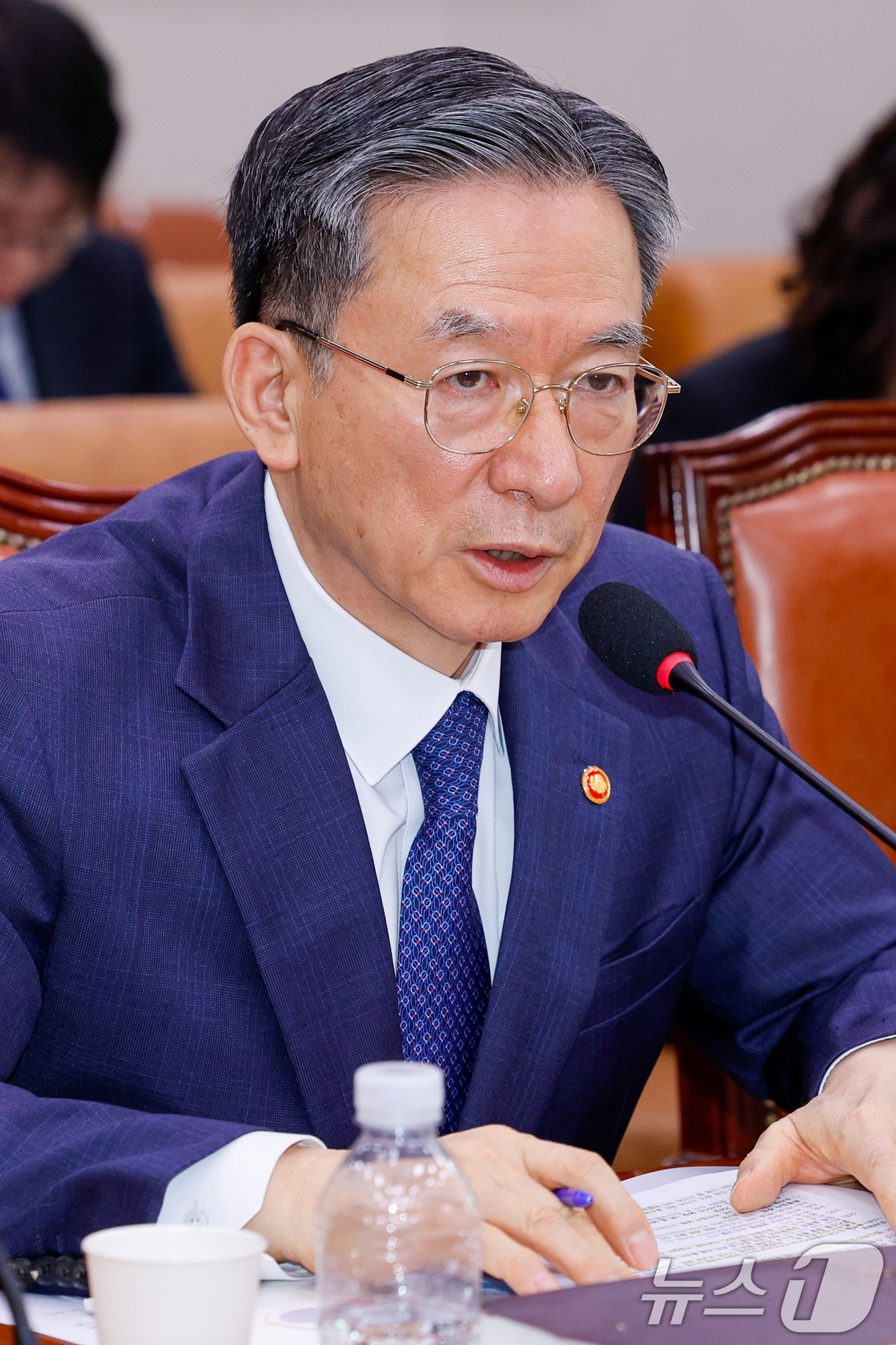 (서울=뉴스1) 안은나 기자 = 정성호 법무부 장관이 6일 오전 서울 여의도 국회에서 열린 법제사법위원회 제435회 국회(임시회) 제1차 전체회의에 출석해 윤상현 의원 질의에 답하 …