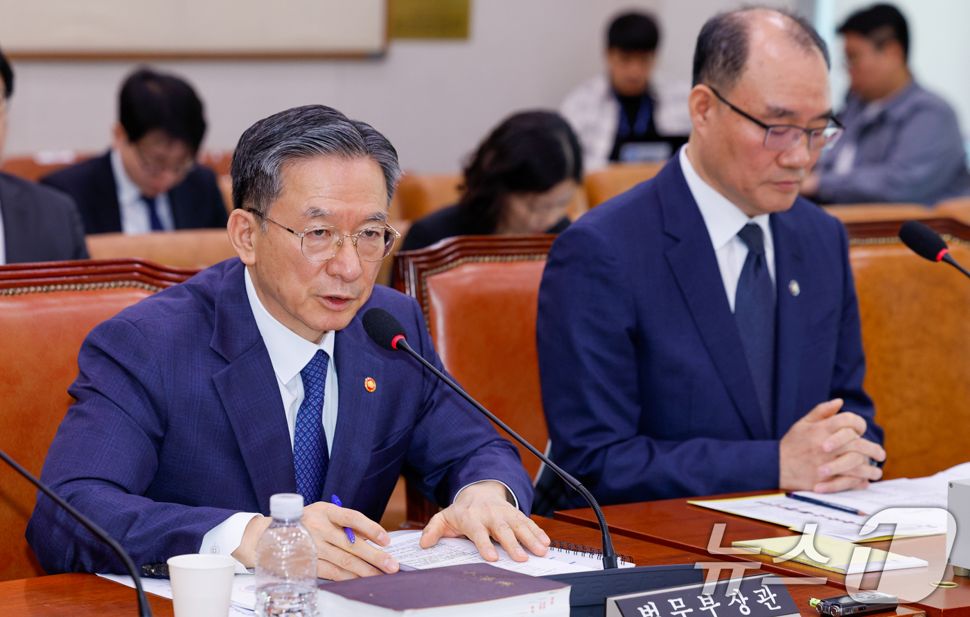(서울=뉴스1) 안은나 기자 = 정성호 법무부 장관이 6일 오전 서울 여의도 국회에서 열린 법제사법위원회 제435회 국회(임시회) 제1차 전체회의에 출석해 윤상현 의원 질의에 답하 …