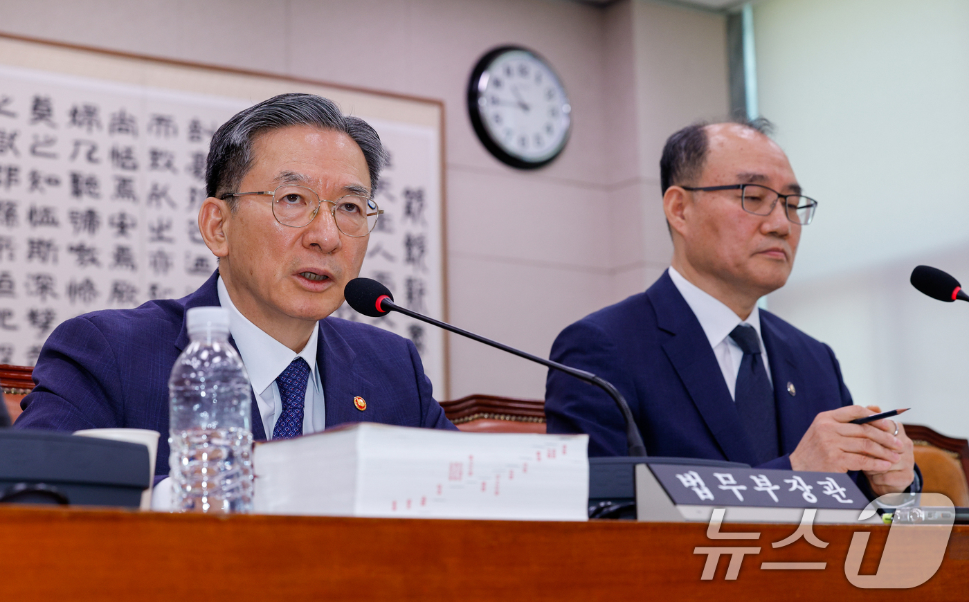 (서울=뉴스1) 안은나 기자 = 정성호 법무부 장관이 6일 오전 서울 여의도 국회에서 열린 법제사법위원회 제435회 국회(임시회) 제1차 전체회의에 출석해 윤상현 의원 질의에 답하 …