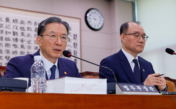 대통령 공소취소 질문 답하는 정성호 장관