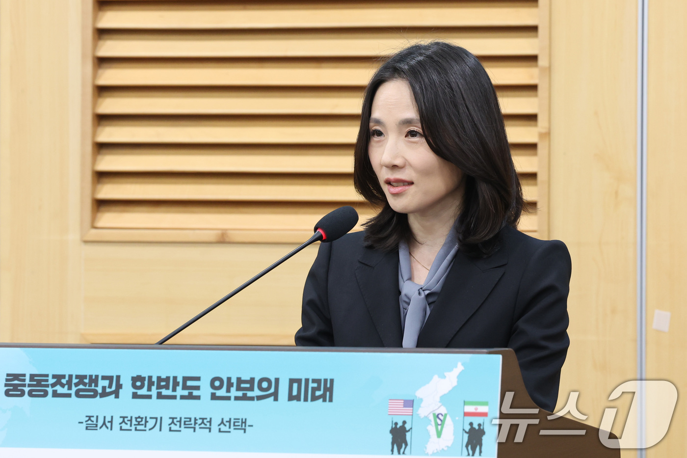 (서울=뉴스1) 신웅수 기자 = 김진아 외교부 2차관이 6일 서울 여의도 국회 의원회관에서 열린 ‘중동전쟁과 한반도 안보의 미래 정책포럼에서 기조연설을 하고 있다. 2026.5.6 …