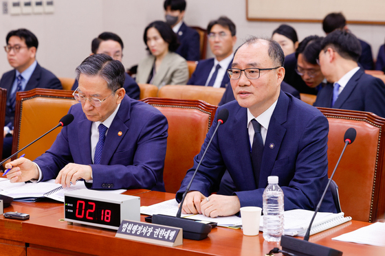 답변하는 기우종 권한대행