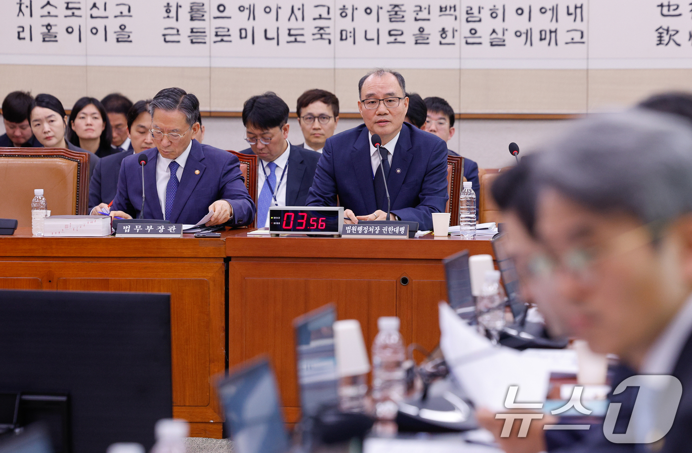 (서울=뉴스1) 안은나 기자 = 기우종 법원행정처장 권한대행이 6일 오전 서울 여의도 국회에서 열린 법제사법위원회 제435회 국회(임시회) 제1차 전체회의에 출석해 박지원 의원 질 …