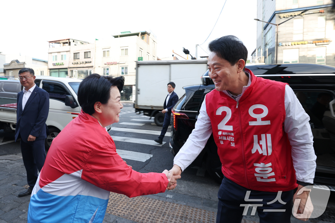 (서울=뉴스1) 신웅수 기자 = 오세훈 국민의힘 서울시장 후보가 6일 서울 성동구 마장축산물시장을 방문하며 윤희숙 공동선대위원장과 인사하고 있다. (오세훈 후보 캠프 제공. 재판매 …