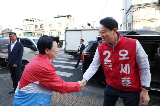 윤희숙과 인사하는 오세훈