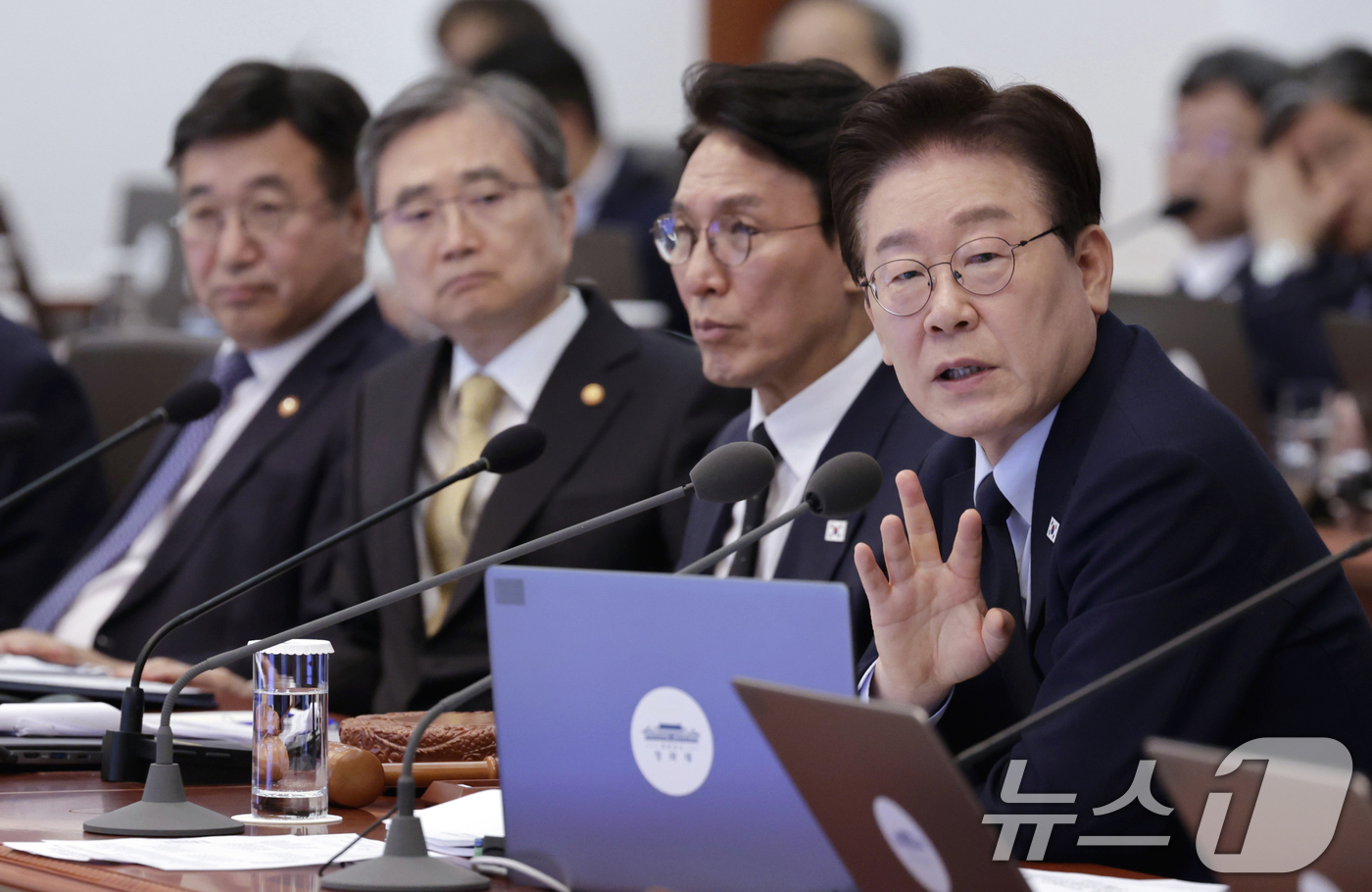 (서울=뉴스1) 이재명 기자 = 이재명 대통령이 6일 청와대에서 열린 제20회 국무회의 겸 제7차 비상경제점검회의에서 발언을 하고 있다. (청와대통신사진기자단) 2026.5.6/뉴 …