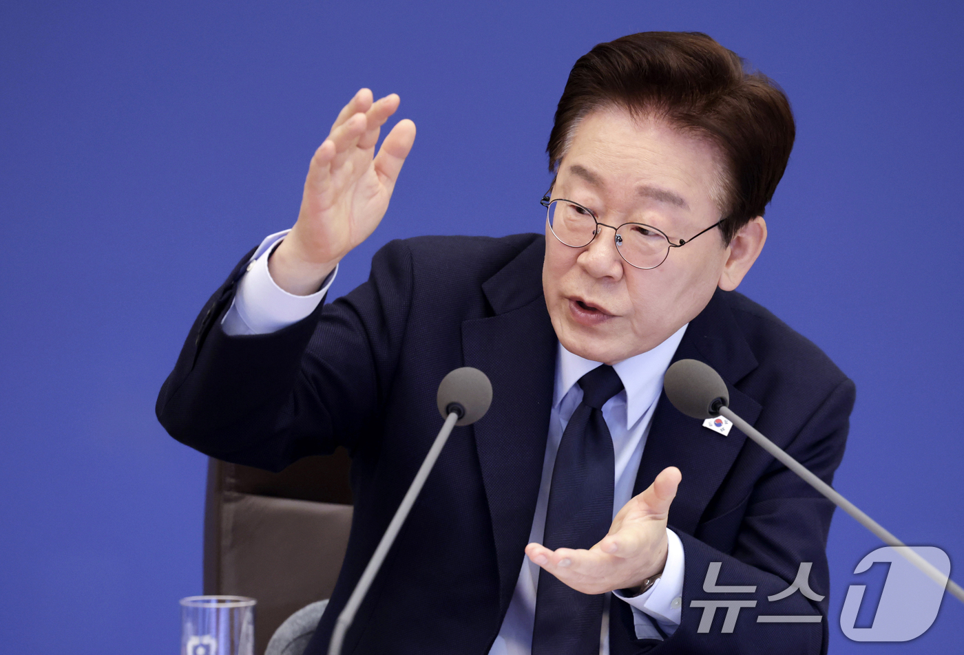 (서울=뉴스1) 이재명 기자 = 이재명 대통령이 6일 청와대에서 열린 제20회 국무회의 겸 제7차 비상경제점검회의에서 발언을 하고 있다. (청와대통신사진기자단) 2026.5.6/뉴 …