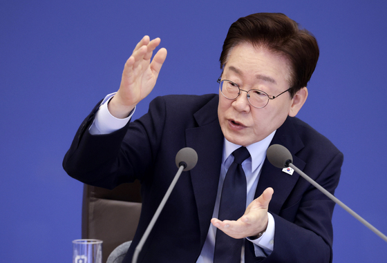 李대통령 "주사기 등 매점매석, 시행령 안되면 법률 바꿔서라도 몰수"