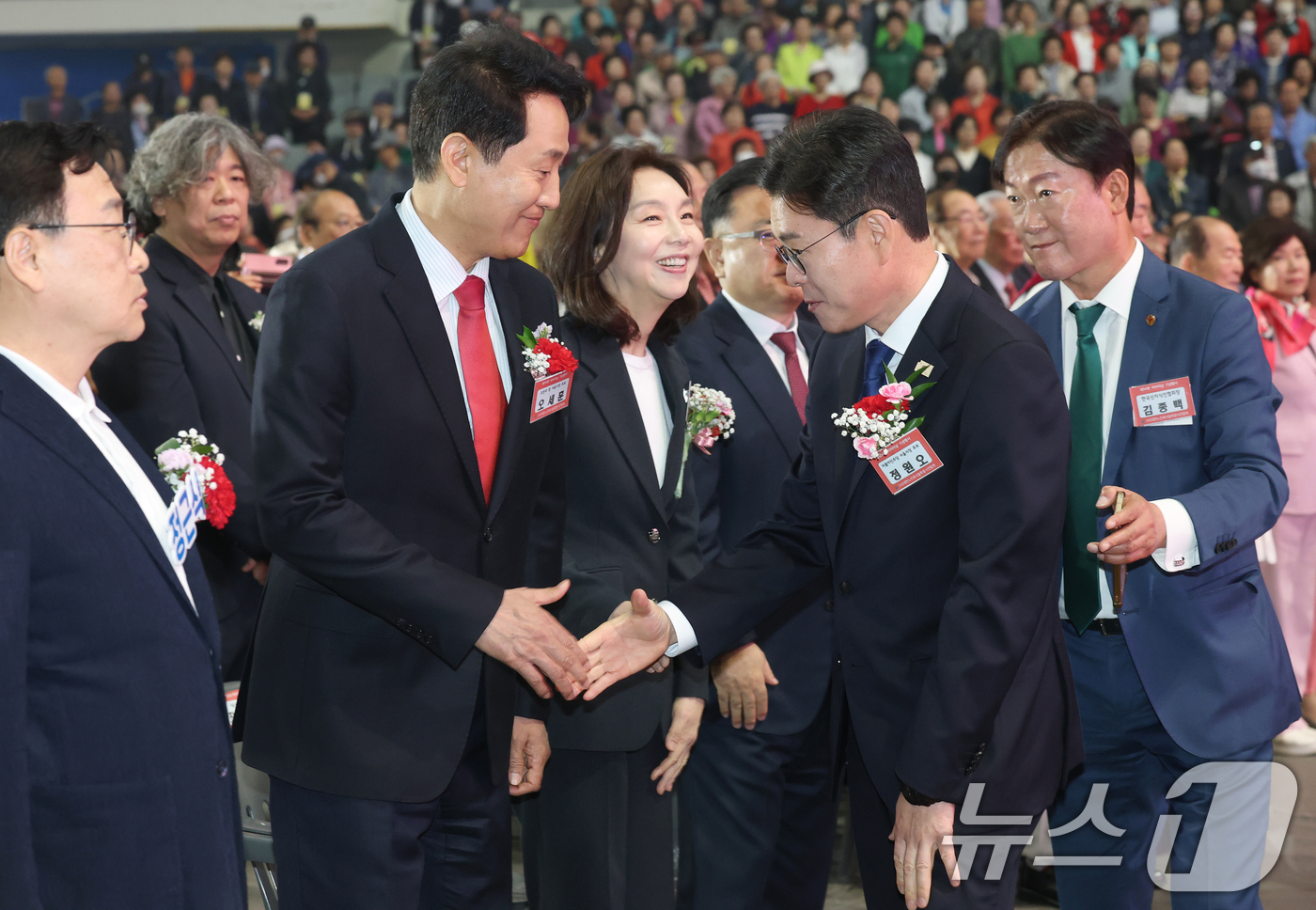 (서울=뉴스1) 오대일 기자 = 정원오 더불어민주당 서울시장 후보와 오세훈 국민의힘 서울시장 후보가 6일 서울 중구 장충체육관에서 열린 대한노인회 서울시연합회 제54회 어버이날 기 …
