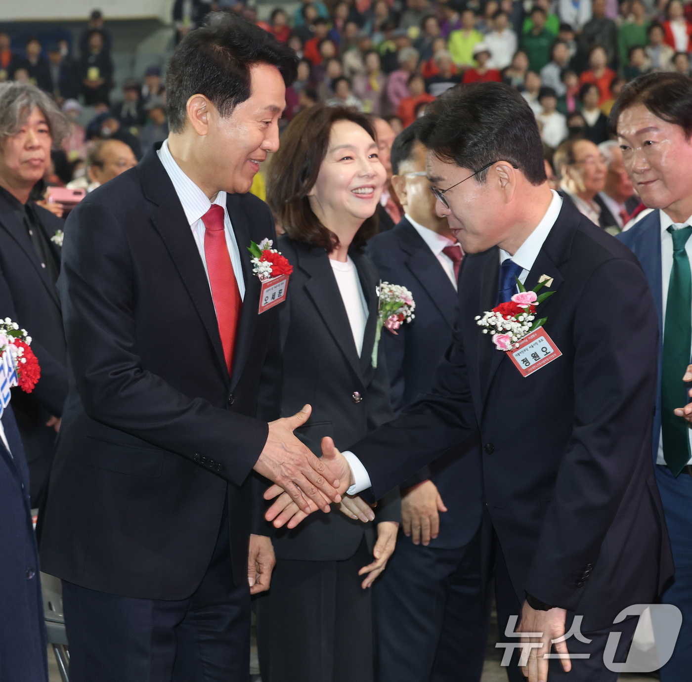 (서울=뉴스1) 오대일 기자 = 정원오 더불어민주당 서울시장 후보와 오세훈 국민의힘 서울시장 후보가 6일 서울 중구 장충체육관에서 열린 대한노인회 서울시연합회 제54회 어버이날 기 …