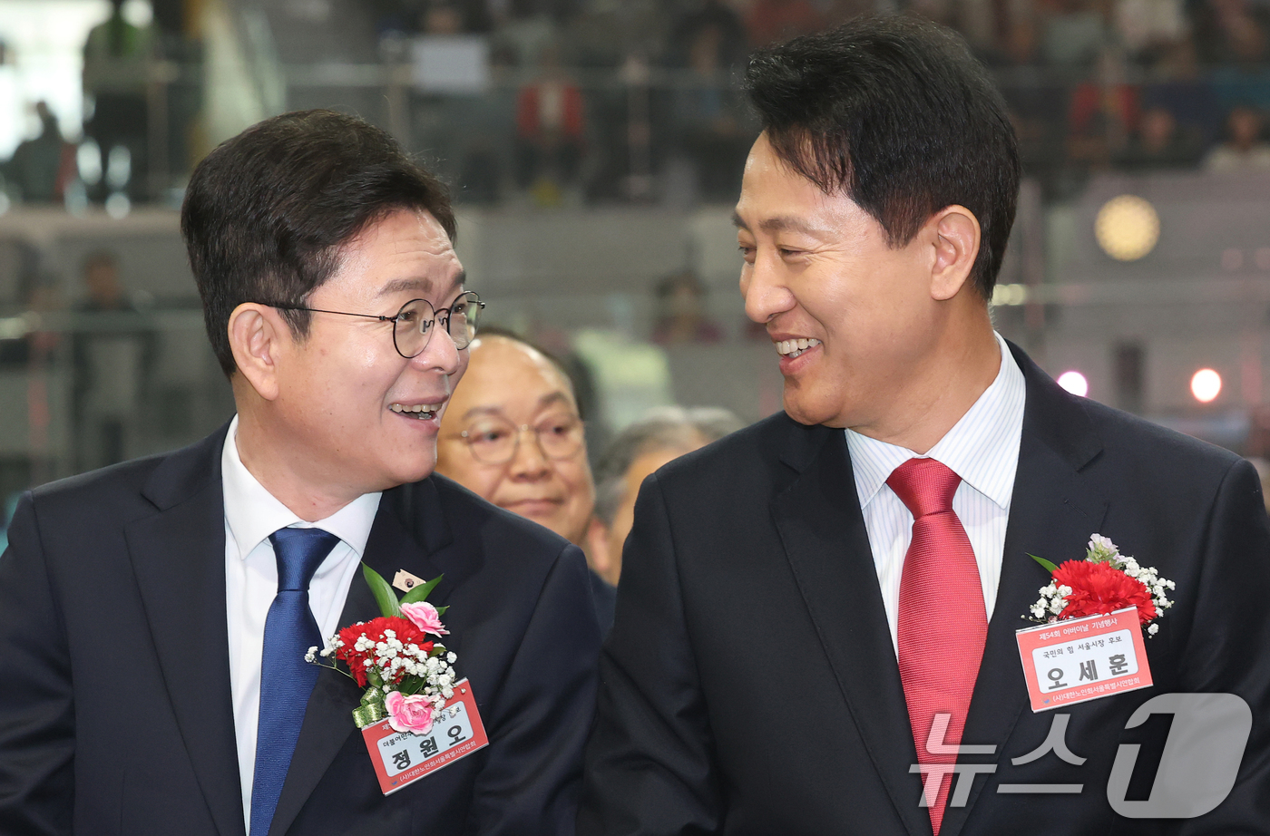 (서울=뉴스1) 오대일 기자 = 정원오 더불어민주당 서울시장 후보와 오세훈 국민의힘 서울시장 후보가 6일 서울 중구 장충체육관에서 열린 대한노인회 서울시연합회 제54회 어버이날 기 …