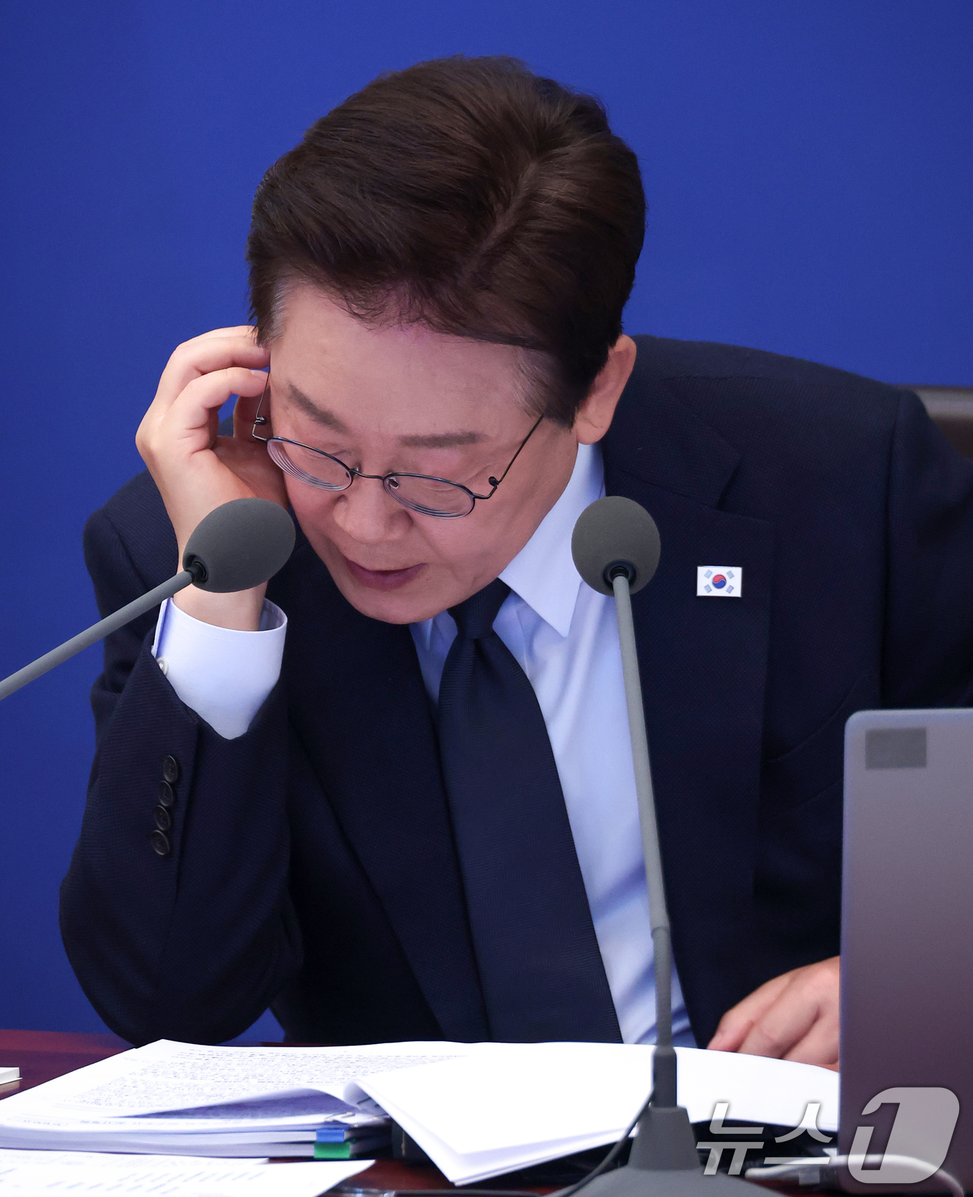 (서울=뉴스1) 허경 기자 = 이재명 대통령이 6일 청와대에서 열린 비상경제점검회의 겸 국무회의에서 자료를 보고 있다. (청와대통신사진기자단) 2026.5.6/뉴스1