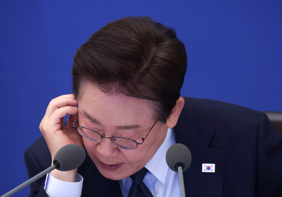 자료 보는 이재명 대통령
