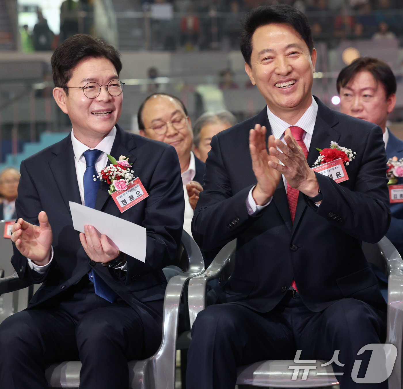 (서울=뉴스1) 오대일 기자 = 정원오 더불어민주당 서울시장 후보와 오세훈 국민의힘 서울시장 후보가 6일 서울 중구 장충체육관에서 열린 대한노인회 서울시연합회 제54회 어버이날 기 …