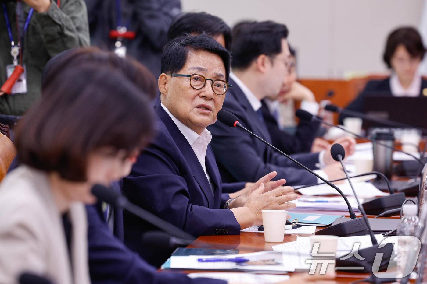 (서울=뉴스1) 안은나 기자 = 박지원 더불어민주당 의원이 6일 오전 서울 여의도 국회에서 열린 법제사법위원회 제435회 국회(임시회) 제1차 전체회의에서 질의하고 있다. 2026 …
