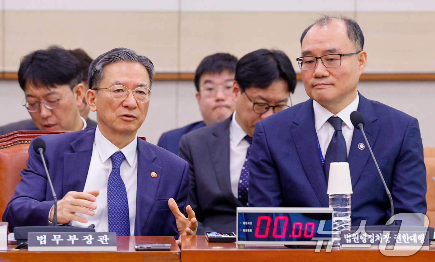 (서울=뉴스1) 안은나 기자 = 정성호 법무부 장관(왼쪽)과 기우종 법원행정처장 권한대행이 6일 오전 서울 여의도 국회에서 열린 법제사법위원회 제435회 국회(임시회) 제1차 전체 …