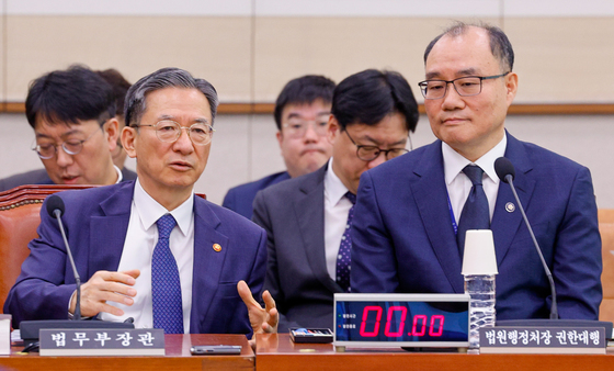 기우종 권한대행과 대화하는 정성호 법무장관
