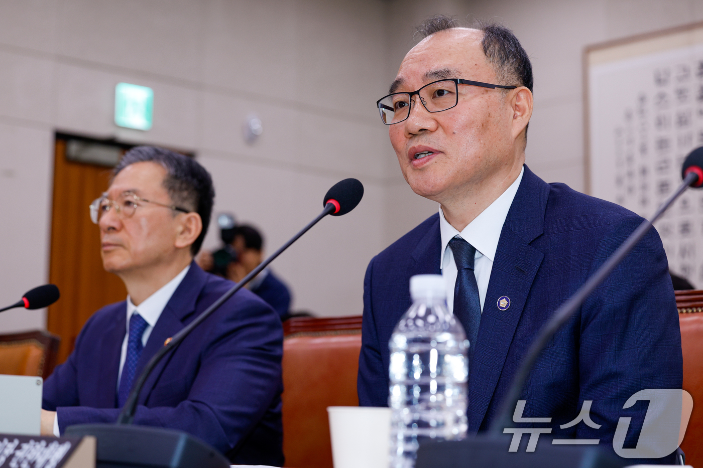 (서울=뉴스1) 안은나 기자 = 기우종 법원행정처장 권한대행이 6일 오전 서울 여의도 국회에서 열린 법제사법위원회 제435회 국회(임시회) 제1차 전체회의에 출석해 박지원 의원 질 …