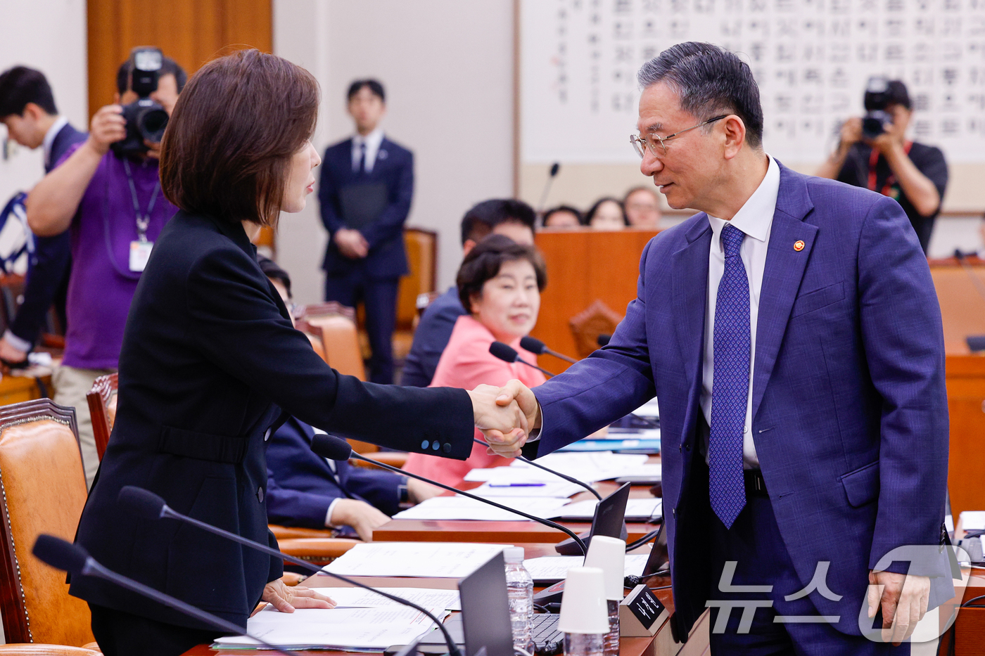 (서울=뉴스1) 안은나 기자 = 정성호 법무부 장관(오른쪽)과 나경원 국민의힘 의원이 6일 오전 서울 여의도 국회에서 열린 법제사법위원회 제435회 국회(임시회) 제1차 전체회의에 …