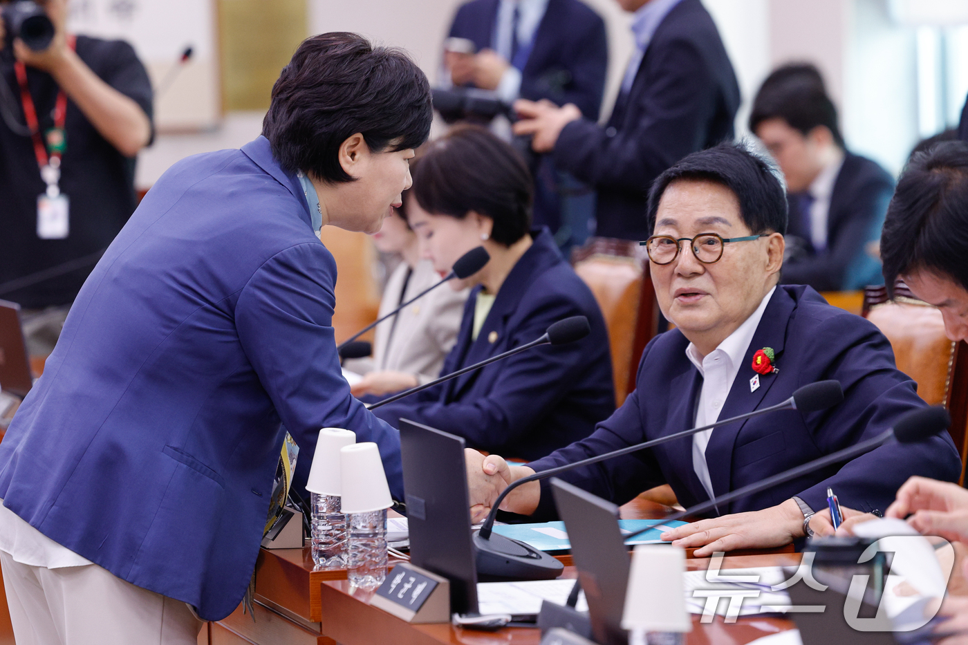 (서울=뉴스1) 안은나 기자 = 6일 오전 서울 여의도 국회에서 열린 법제사법위원회 제435회 국회(임시회) 제1차 전체회의에서 서영교 위원장이 박지원 더불어민주당 의원과 대화하고 …