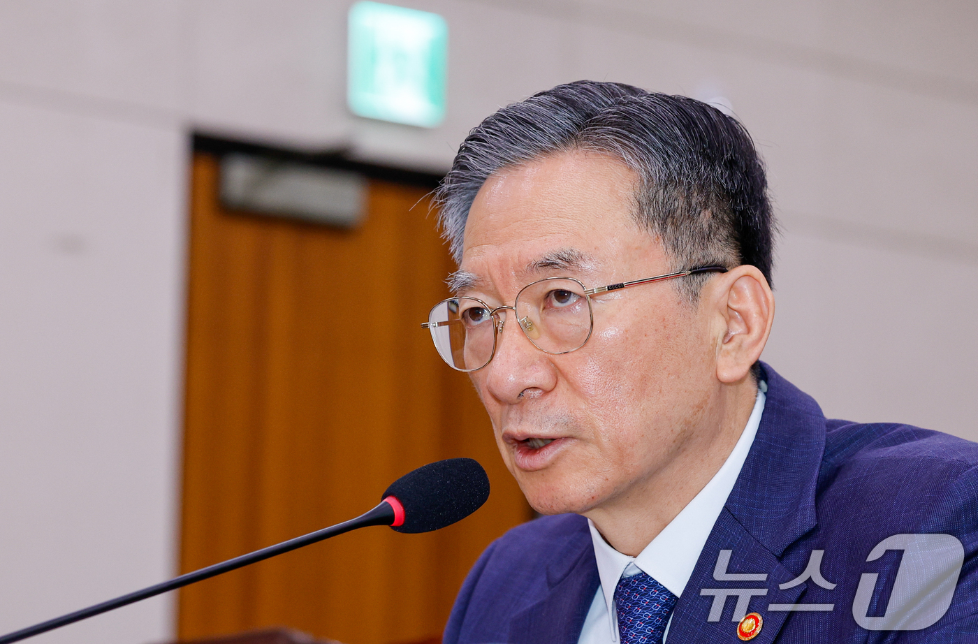 (서울=뉴스1) 안은나 기자 = 정성호 법무부 장관이 6일 오전 서울 여의도 국회에서 열린 법제사법위원회 제435회 국회(임시회) 제1차 전체회의에 출석해 박지원 의원 질의에 답하 …