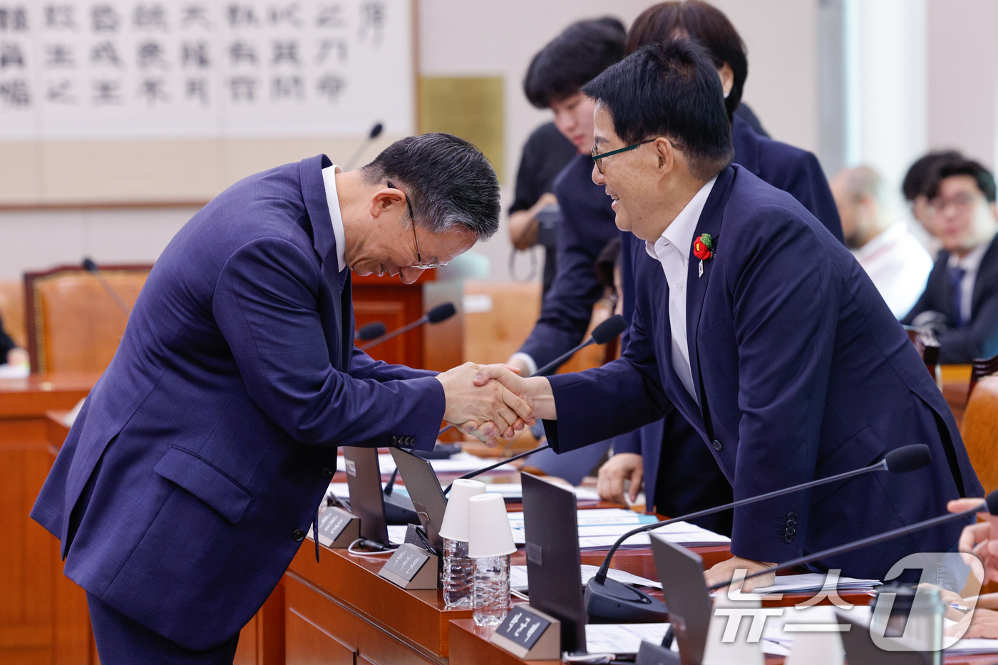 (서울=뉴스1) 안은나 기자 = 정성호 법무부 장관(왼쪽)이 6일 오전 서울 여의도 국회에서 열린 법제사법위원회 제435회 국회(임시회) 제1차 전체회의에 출석해 박지원 더불어민주 …