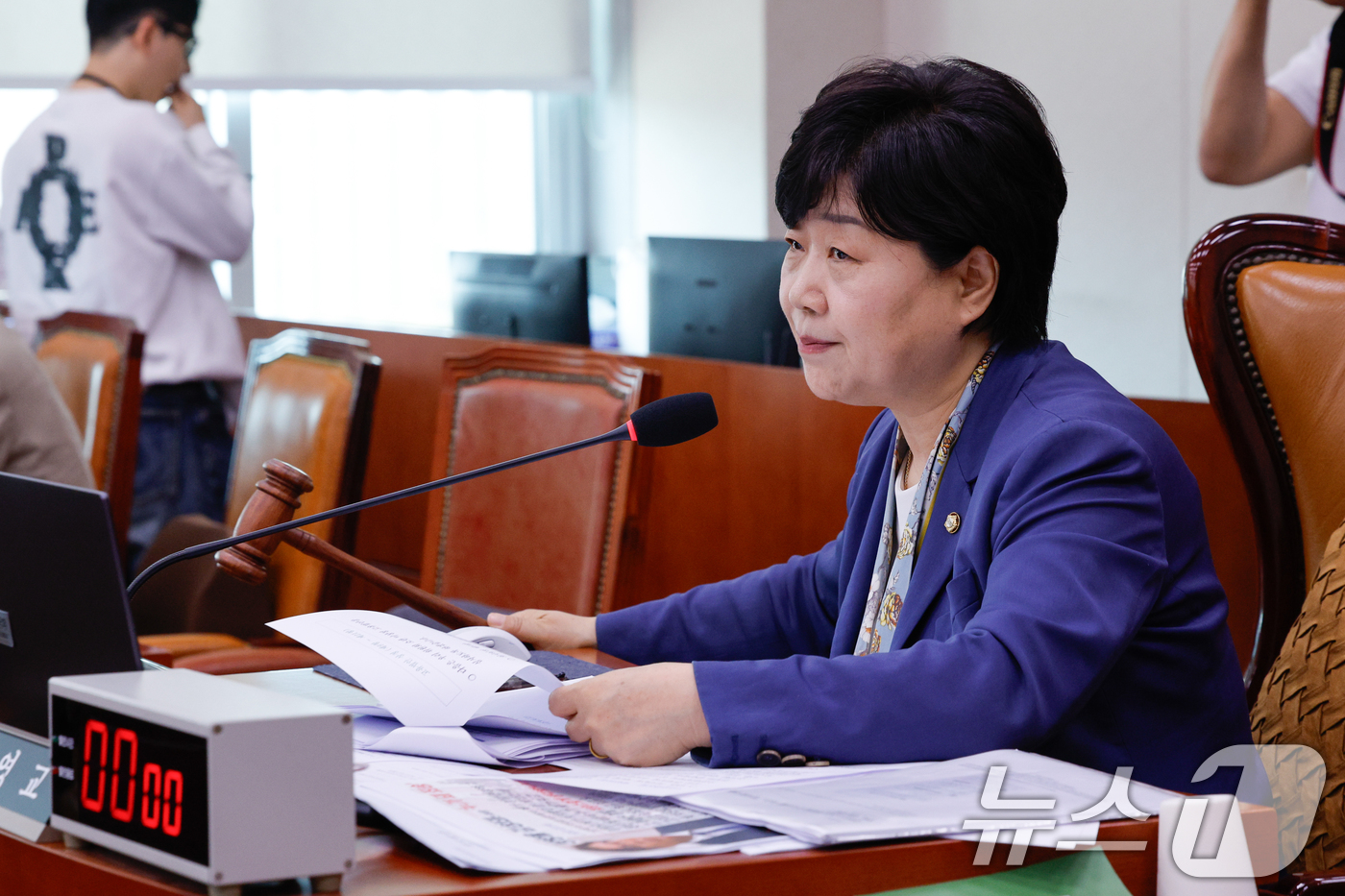 (서울=뉴스1) 안은나 기자 = 6일 오전 서울 여의도 국회에서 열린 법제사법위원회 제435회 국회(임시회) 제1차 전체회의에서 서영교 위원장이 의사봉을 두드리고 있다. 2026. …