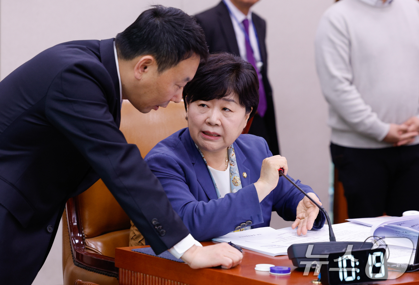 (서울=뉴스1) 안은나 기자 = 6일 오전 서울 여의도 국회에서 열린 법제사법위원회 제435회 국회(임시회) 제1차 전체회의에서 서영교 위원장이 김용민 더불어민주당 간사와 대화하고 …