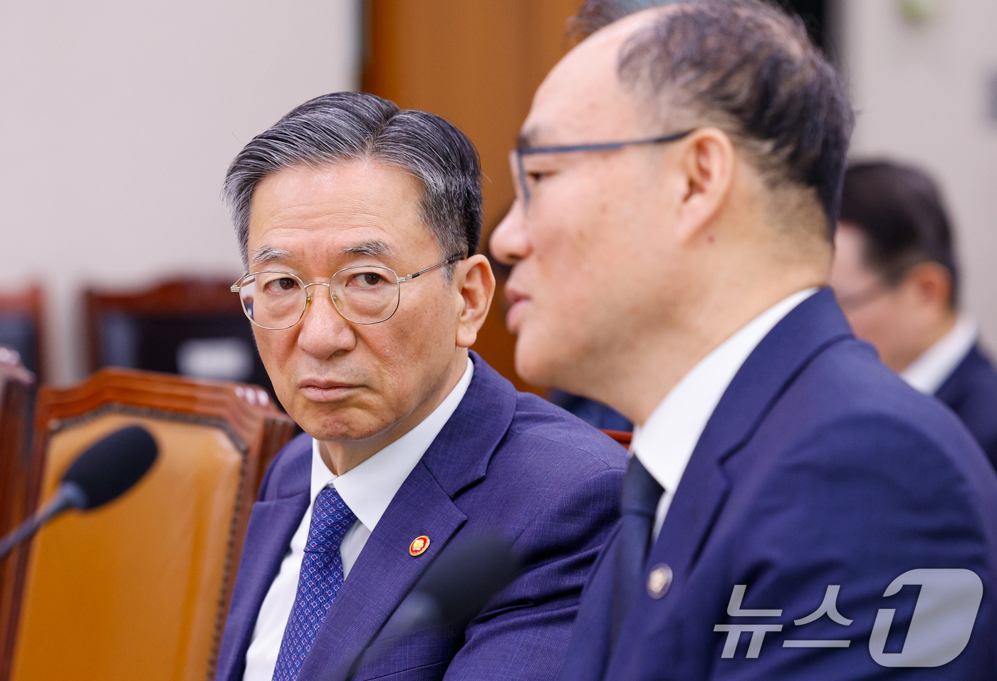 (서울=뉴스1) 안은나 기자 = 정성호 법무부 장관(왼쪽)과 기우종 법원행정처장 권한대행이 6일 오전 서울 여의도 국회에서 열린 법제사법위원회 제435회 국회(임시회) 제1차 전체 …