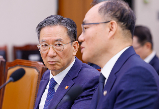 기우종 권한대행과 대화하는 정성호 법무장관