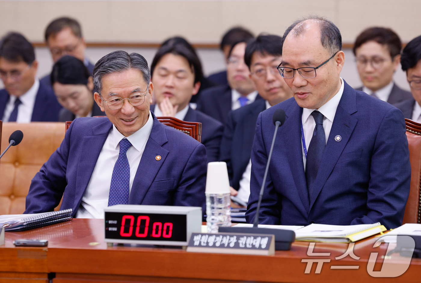 (서울=뉴스1) 안은나 기자 = 정성호 법무부 장관(왼쪽)과 기우종 법원행정처장 권한대행이 6일 오전 서울 여의도 국회에서 열린 법제사법위원회 제435회 국회(임시회) 제1차 전체 …