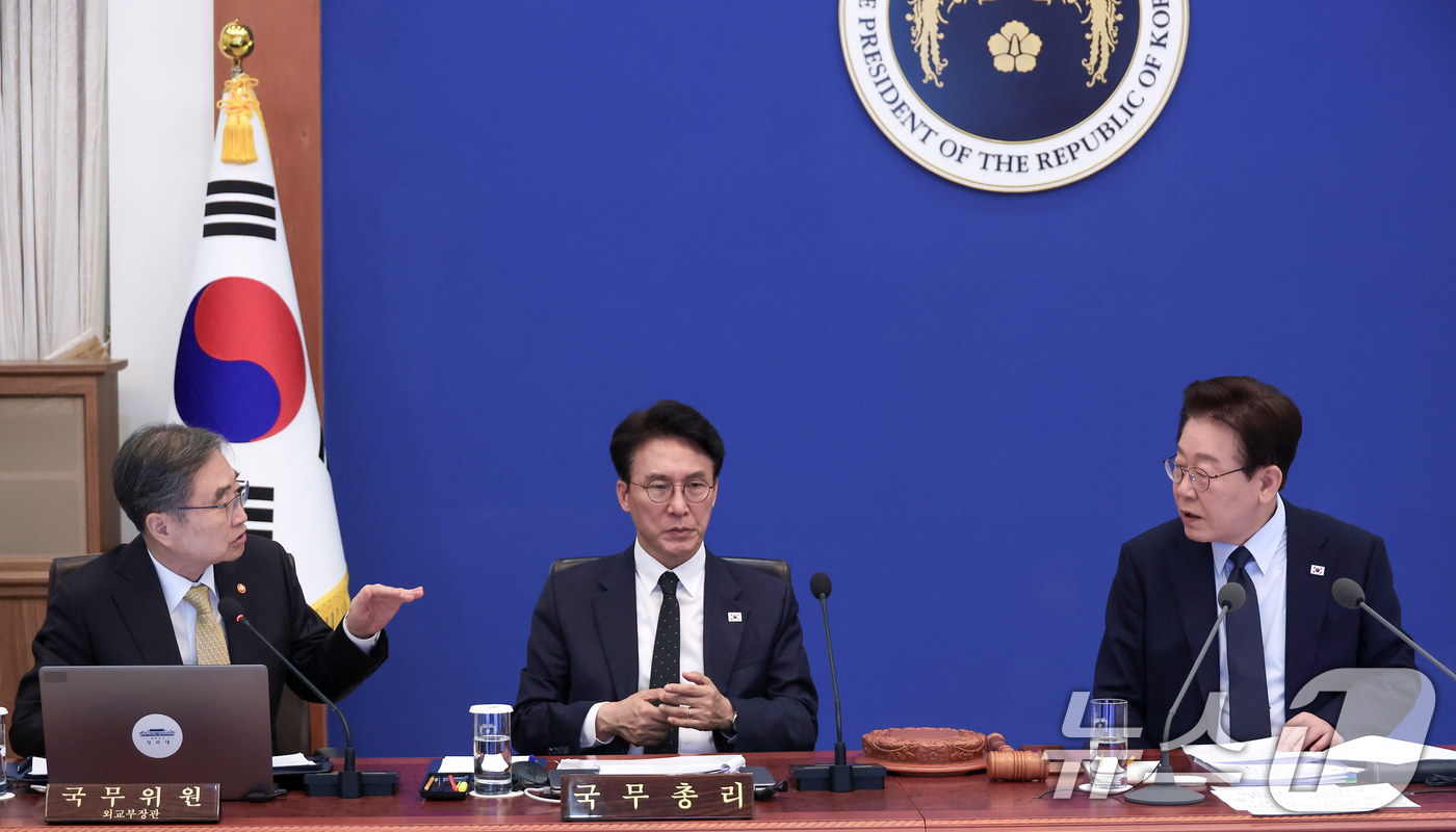 (서울=뉴스1) 허경 기자 = 이재명 대통령이 6일 청와대에서 열린 비상경제점검회의 겸 국무회의에서 조현 외교부 장관과 대화하고 있다. (청와대통신사진기자단) 2026.5.6/뉴스 …