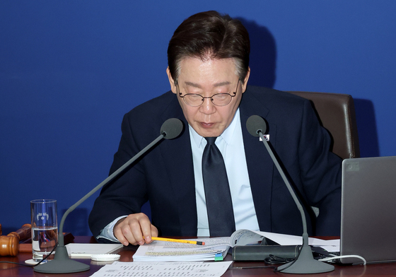 농지 전수조사 관련 자료 보는 이재명 대통령